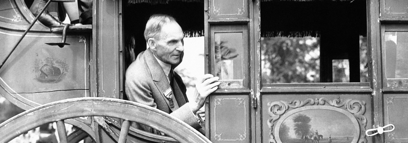 Генри Форд сидит в почтовой карете, 2 июля 1938 года