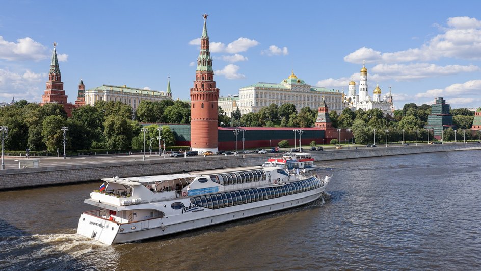 Экскурсионные теплоходы на реке Москве у Кремлевской набережной Экскурсионные теплоходы на реке Москве у Кремлевской набережной