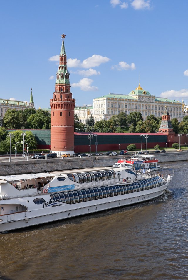 Экскурсионные теплоходы на реке Москве у Кремлевской набережной