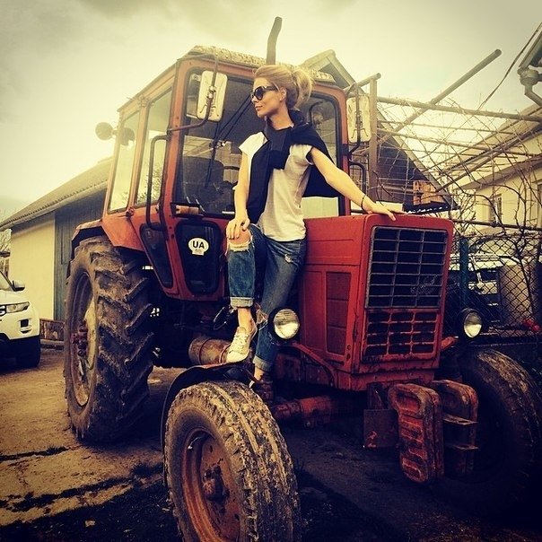 Ольгя Фреймут позировала на тракторе своего дедушки