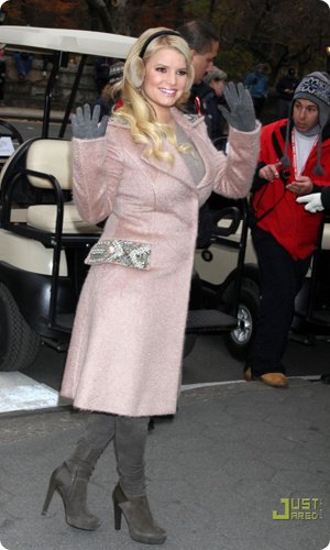 Джессика Симпсон в розовом пальто