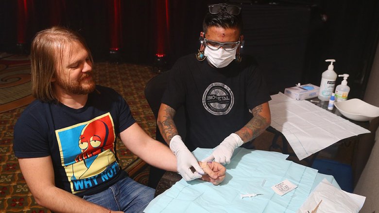 Мексиканский татуировщик быстро согласился вживить биочип Евгению Черешневу. / Фото – Фейсбук Евгения Черешнева