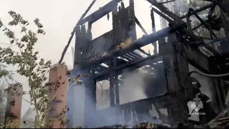 В Красноярске сгорел двухэтажный частный дом