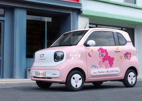 Розовая модель Bestune Pony, украшенная стикерами