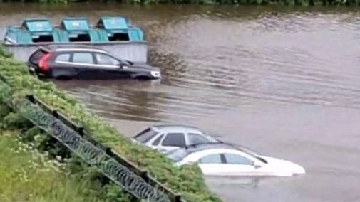 Опубликованные очевидцами потопа в Питере фотографии с ушедшими под воду машинами на парковках Опубликованные очевидцами потопа в Питере фотографии с ушедшими под воду машинами на парковках