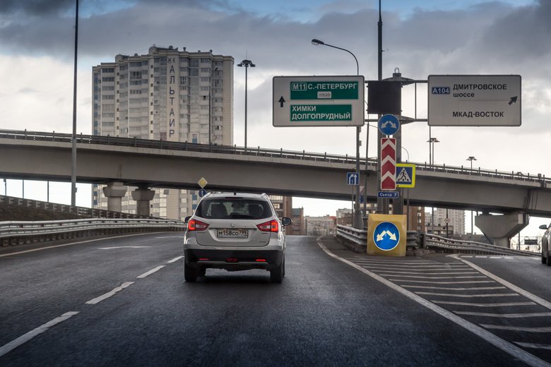 Автомобиль выезжает из Москвы в сторону Санкт-Петербурга