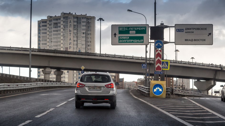 Автомобиль выезжает из Москвы в сторону Санкт-Петербурга