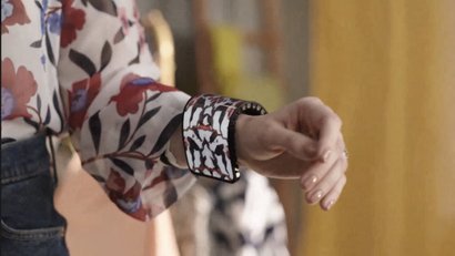 Motorola показала смартфон-браслет: его можно носить на руке