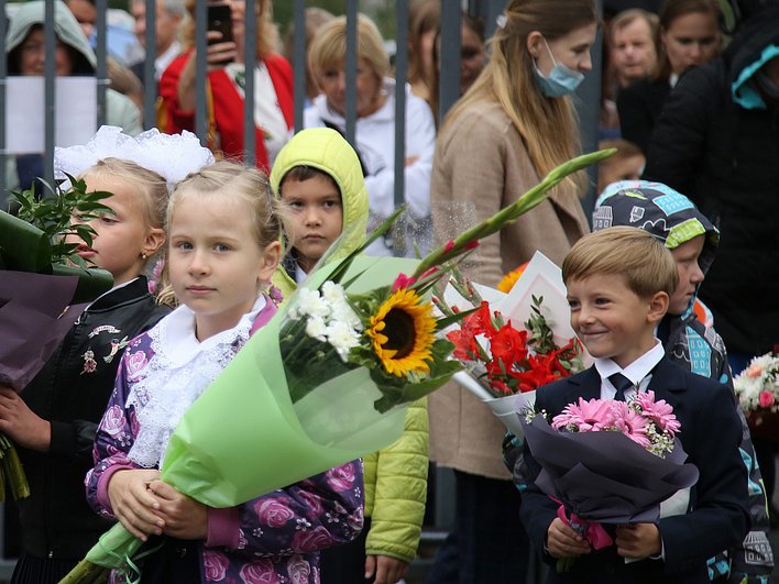 Первоклассники с букетами 