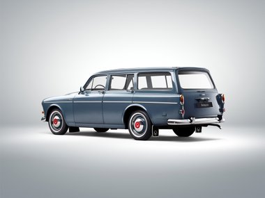 slide image for gallery: 25917 | Volvo 221 Amazon
