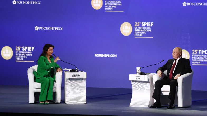 Маргарита Симоньян и Владимир Путин на ПМЭФ-2022 Маргарита Симоньян и Владимир Путин на ПМЭФ-2022