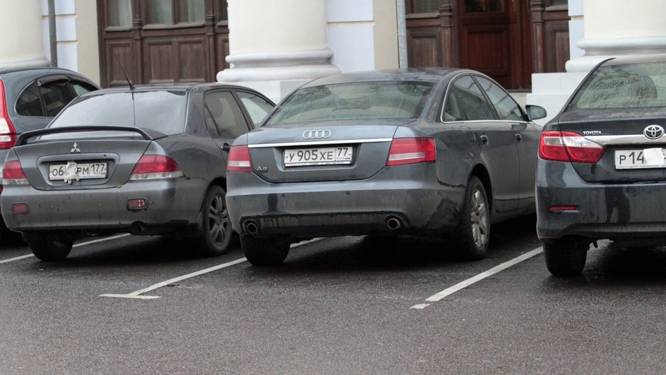 Припаркованные на улицах Москвы автомобили с умышленно скрытыми государственными регистрационными номерами