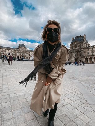 Slide image for gallery: 12657 | Светлана Лобода носит маску. Певица опубликовала селфи в маске на фоне закрытого Лувра. Фото: instagram.com