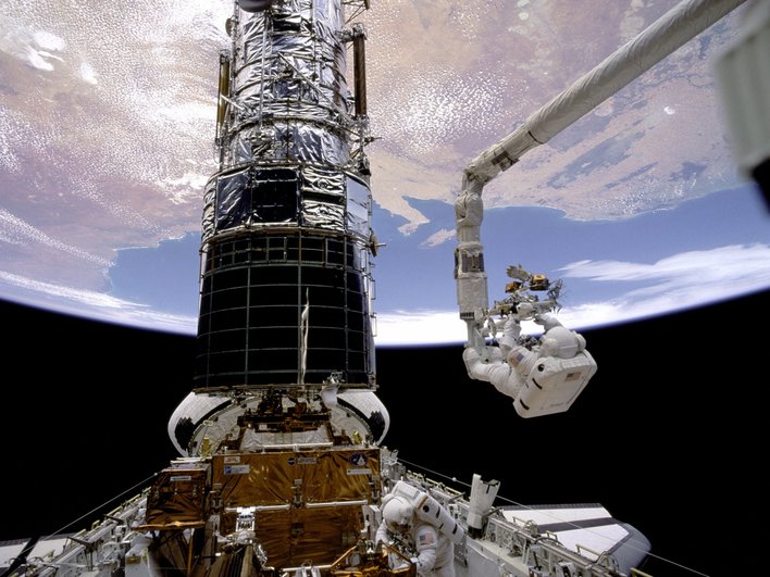 Починка Hubble в 1993 году Починка Hubble в 1993 году
