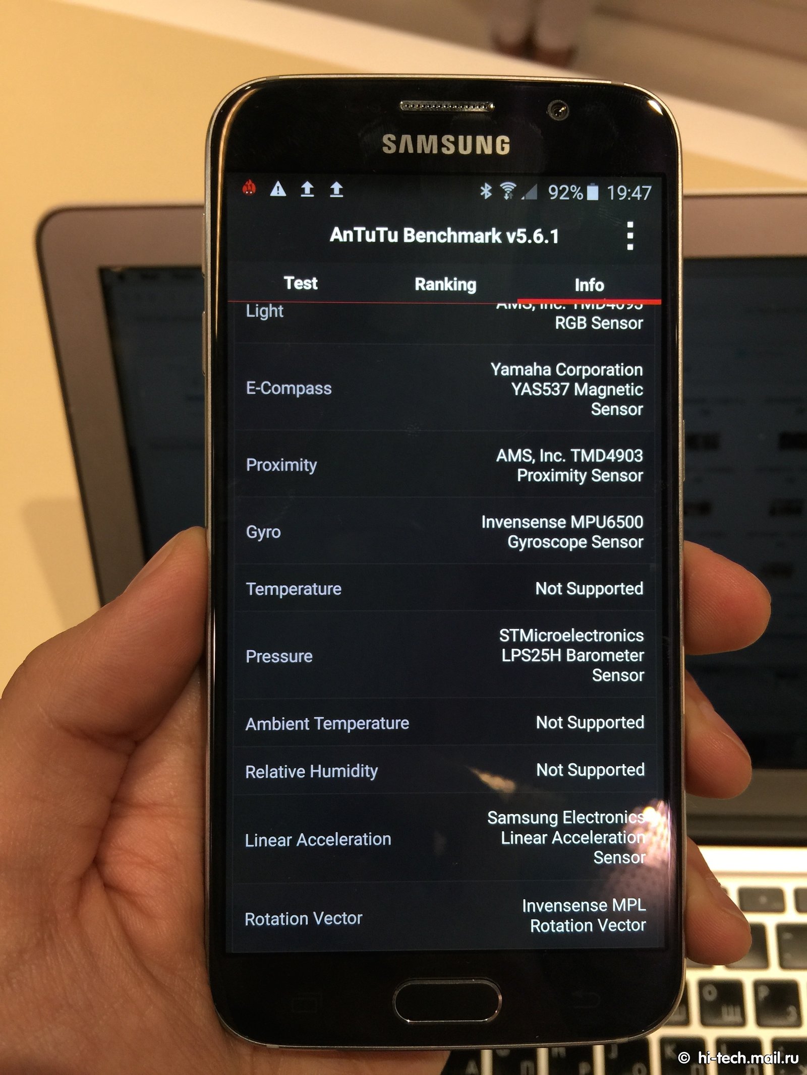 Samsung GALAXY S6 edge на MWC 2105: топовый смартфон с необычным экраном -  Hi-Tech Mail.ru