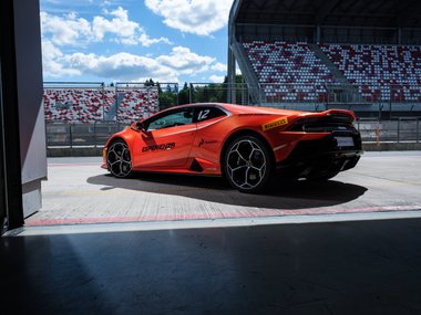 slide image for gallery: 24753 | Lamborghini Huracan Evo