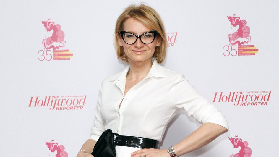 Эвелина Хромченко с сумкой-конвертом Эвелина Хромченко с сумкой-конвертом