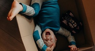 little-boy-crying-inside-a-box-3569879.jpg