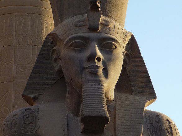 Голова статуи Рамсеса II в Луксорском Храме. Египет.