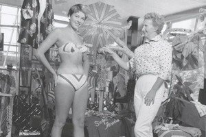 Пола Стэффорд с моделью в бикини, 1950-е