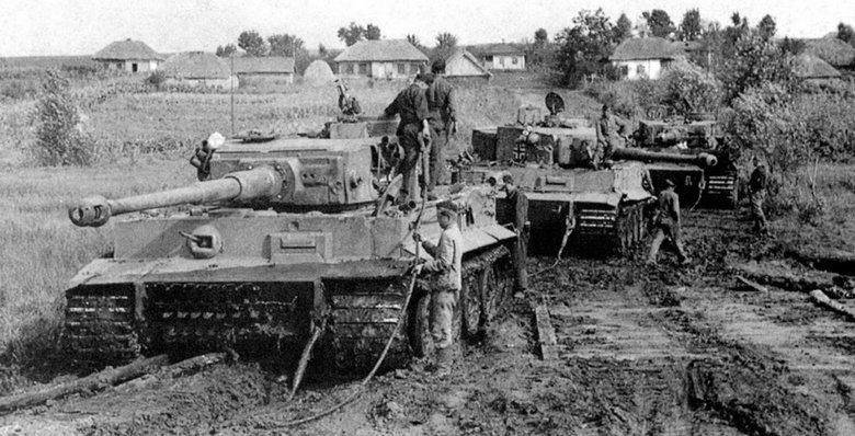 Танк «Тигр» (Panzerkampfwagen VI Tiger) 503-го тяжелого танкового батальона вермахта (S.Pz.Abt. 503), который вытянули из грязи на берегу речки у города Знаменка. / Фото – ww2images.blogspot.com