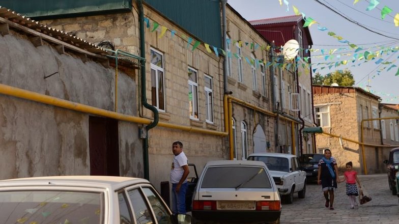 Несмотря на то, что поток путешественников в Дербенте довольно большой – в Дагестане это самый туристический город – местные жители относятся к людям с фотоаппаратами весьма недоверчиво. Жизнь здесь весьма тихая и размеренная.