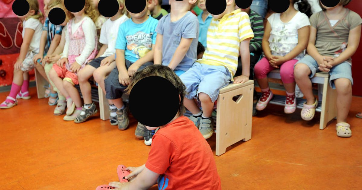 Зачем детям закрывают лицо на фото