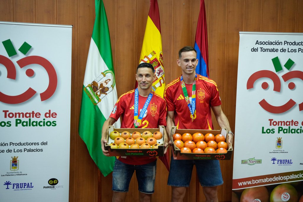 Игроки сборной Испании получили помидоры за победу на Евро