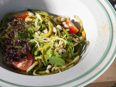 Slide image for gallery: 7237 | Еще соусом песто можно заправить спагетти из кабачков. Поверьте, такой салат понравится не только сыроедам!