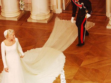 Slide image for gallery: 833 | Бывшая официантка, а ныне наследная принцесса Норвегии Метте-Марит для своего бракосочетания с кронпринцем Хааконом  25 августа 2001 года выбрала платье, сшитое по образу и подобию подвенечного наряда норвежской королевы Мод,