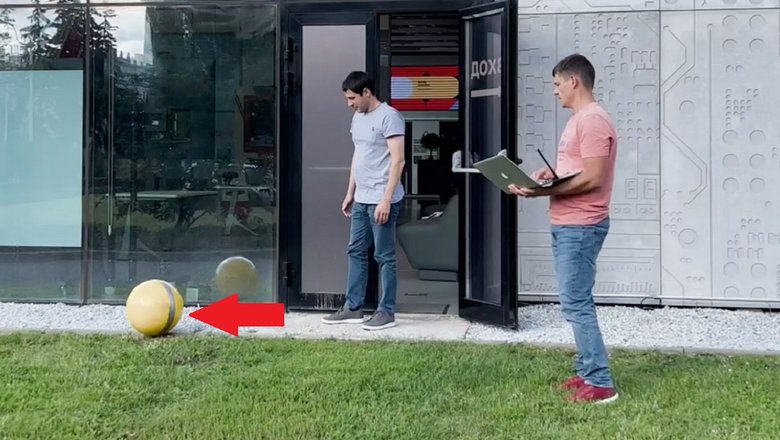 «AI Колобок» на улице. Скриншот из видео ниже