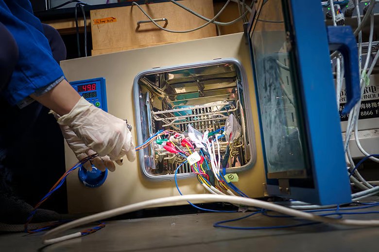 Аккумуляторные элементы тестируются в печи. Фото: David Baillot / UC San Diego Jacobs School of Engineering