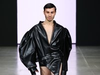 Content image for: 518517 | Мужчины в платьях, женщины в кокошниках: как прошла Неделя моды в Москве