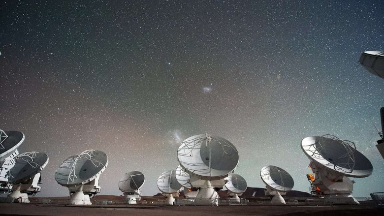 Самую далекую галактику, в которой есть темная материя, обнаружили при помощи телескопов Atacama Large Millimeter Array. Фото: iFuun