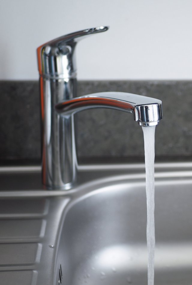 Кран с водой на кухне