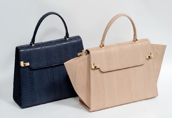 Кожа водяной змеи, из которой сделаны сумки L de Lancel (на фото) имеет тончайшую фактуру и очень высоко ценится Кожа водяной змеи, из которой сделаны сумки L de Lancel (на фото) имеет тончайшую фактуру и очень высоко ценится