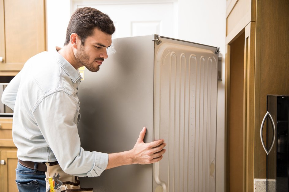Чтобы исключить неплотное прилегание дверцы, устанавливайте холодильник по уровню