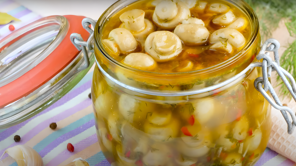 Маринованные шампиньоны с чесноком в стеклянной банке Маринованные шампиньоны с чесноком в стеклянной банке