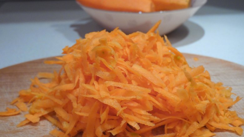 Салат из свежей моркови с сыром и яйцом