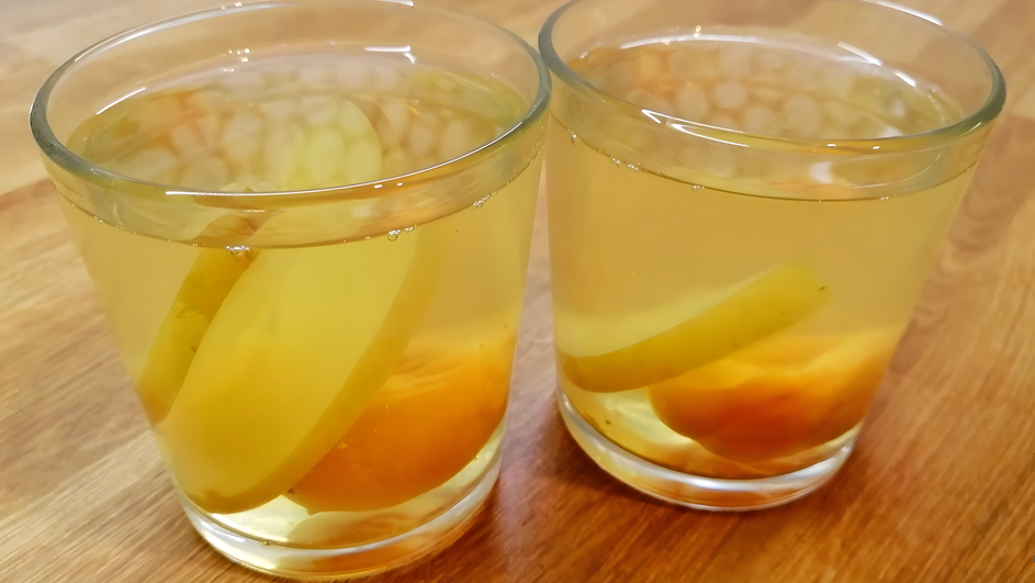 Крупный план компота из яблок и кураги Крупный план компота из яблок и кураги