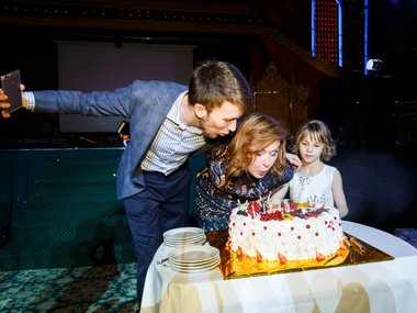 Slide image for gallery: 8497 | Елена Ищеева с сыном Данилой и дочерью Агатой на праздновании своего дня рождения