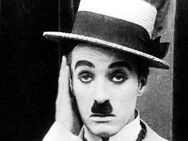 Slide image for gallery: 11027 | Чаплин завещал миллион долларов тому, кто сможет выпустить изо рта 5 колец сигаретного дыма и пронзить их шестым. Пока что ни один смельчак не смог добиться желаемого.