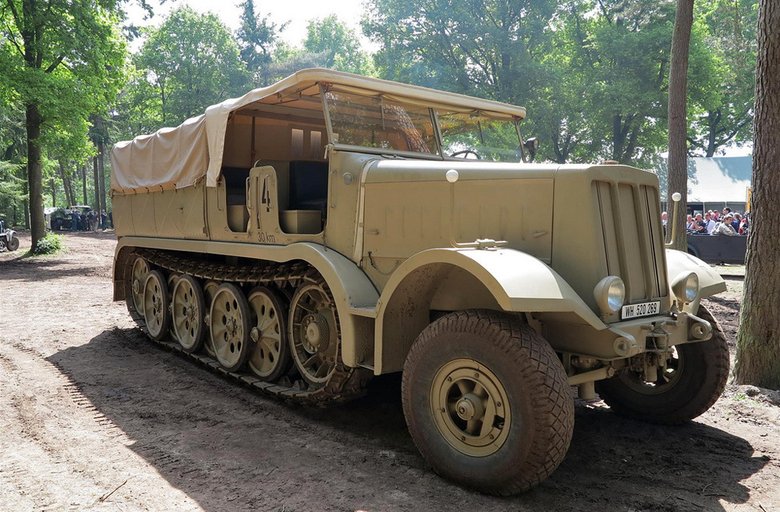 Полугусеничный артиллерийский тягач FAMOF3 способен был буксировать прицеп массой до 18 т. Таких машин с моторами V12 Maybach (10,8 л, 250 л.с.) сделали около 2500