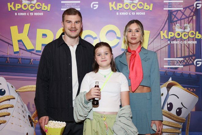 Владимир Любимцев с женой и дочкой Владимир Любимцев с женой и дочкой