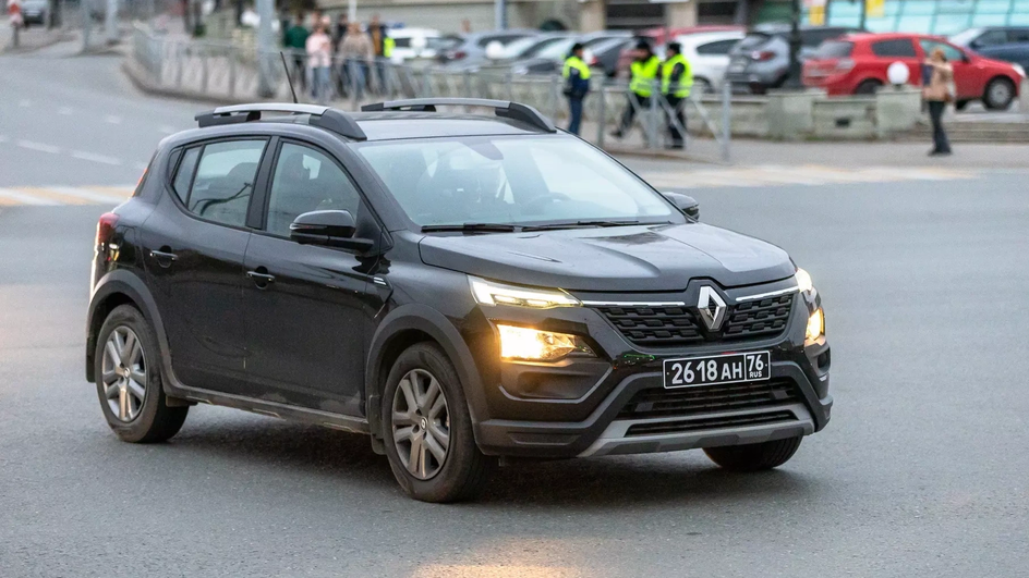 Renault Sandero последнего поколения с военными номерами в Казани