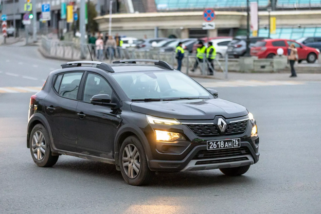 Renault Sandero последнего поколения с военными номерами в Казани