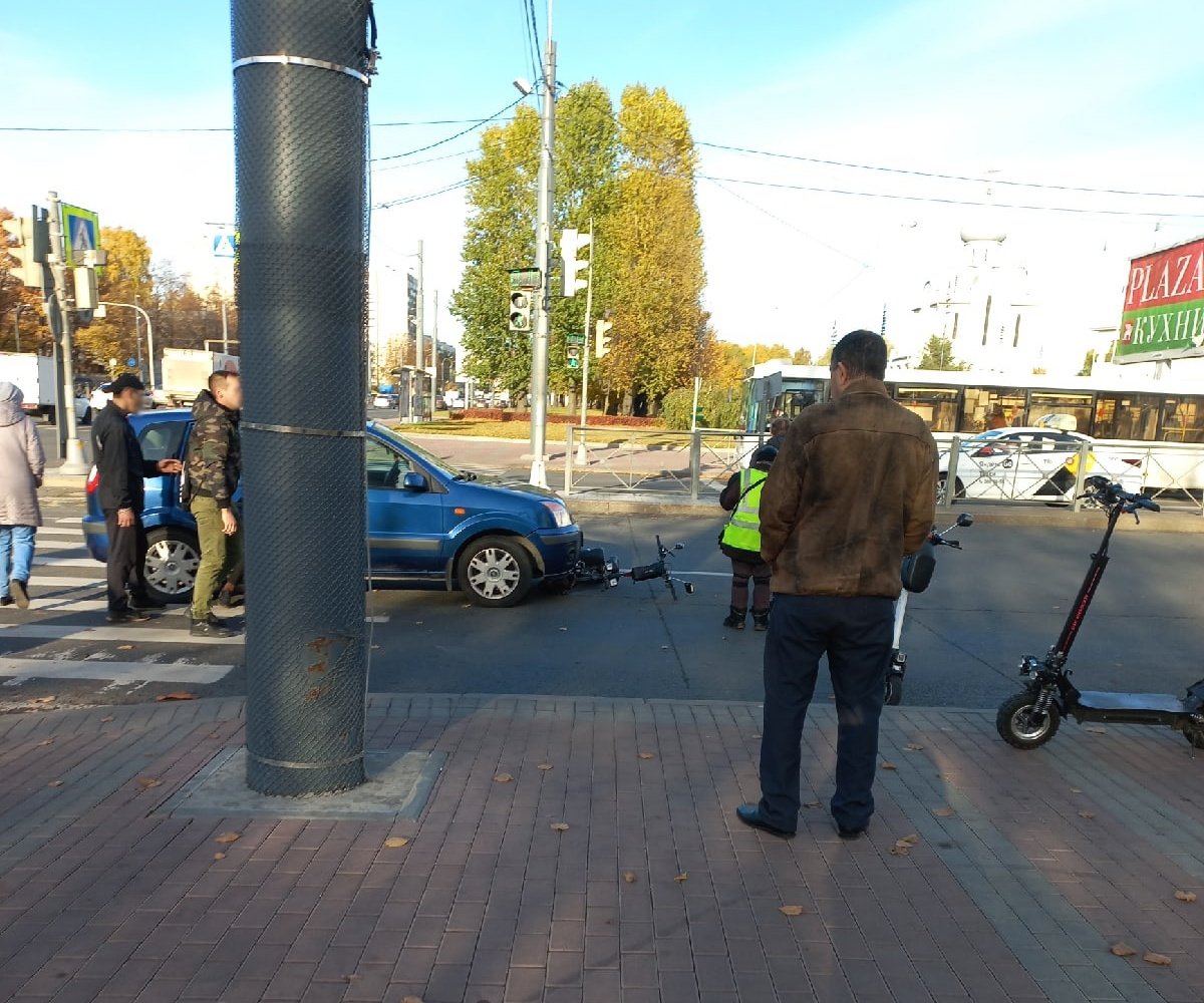 На Кондратьевском сбили ребенка, переезжавшего дорогу на электросамокате -  Новости Mail.ru