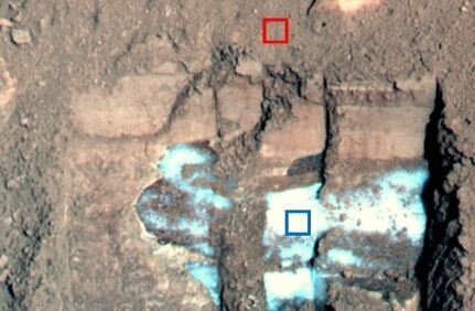 Лед, найденный аппаратом NASA Phoenix Mars Lander в нескольких сантиметрах под поверхностью Марса. Синяя рамка указывает на лед, а красная — на почву. Фото: NASA