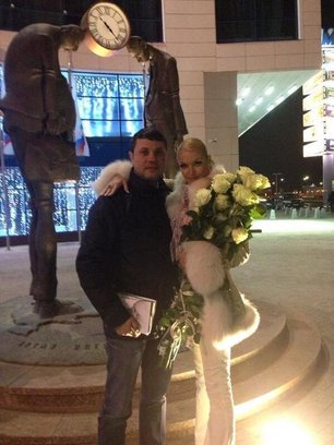 Slide image for gallery: 2623 | На первом же свидании Бахтияр Салимов подарил Анастасии Волочковой букет ее любимых белых роз