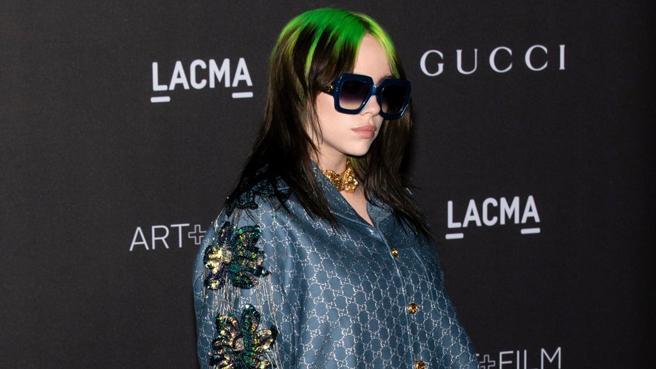 Билли Айлиш позирует фотографам на LACMA Art со стрижкой малет Билли Айлиш позирует фотографам на LACMA Art со стрижкой малет